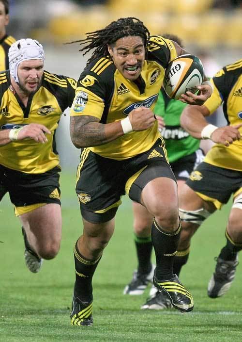 Hurricanes (rugby union) The Hurricanes39 Ma39a39 Nonu on the charge Rugby Union Photo