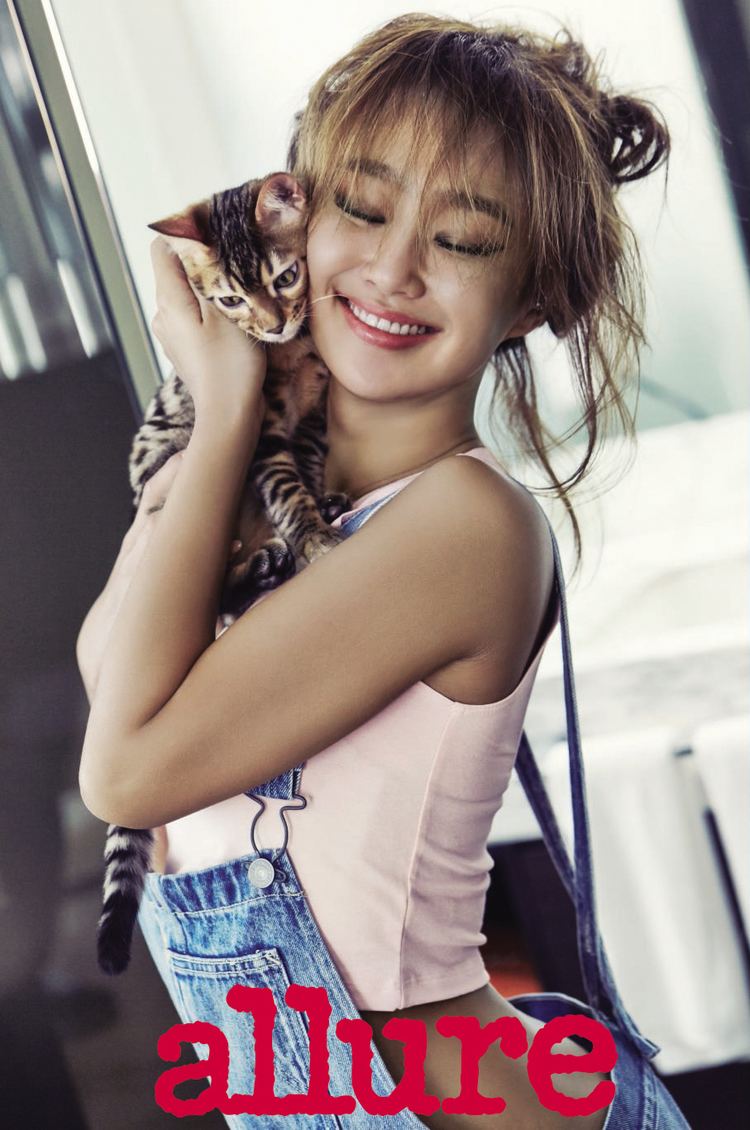 Hyolyn SISTAR39s Hyolyn poses with her cats for 39allure39 Kpop
