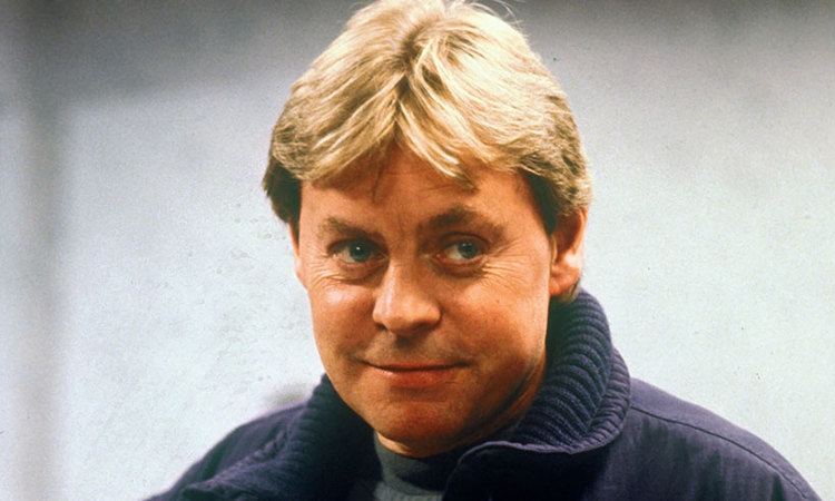 Hywel Bennett EastEnders star Hywel Bennett passes away aged 73