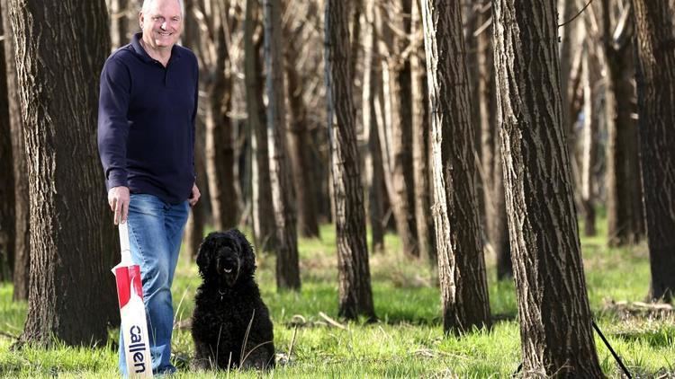 Former Test cricketer Ian Callen on the hunt for new bat makers