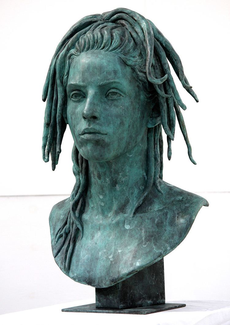 Viola, a sculpture made by Ian Rank-Broadley.