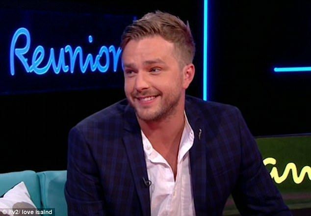 Ian Stirling (broadcaster) Love Island fans go wild for voiceover man Ian Stirling Daily Mail
