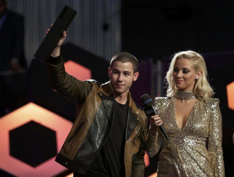 IHeartRadio Much Music Video Awards Drake wins big at MMVAs as Nick Jonas dedicates award to Orlando