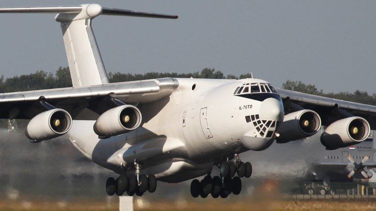 Ilyushin Il-76 Boeing C17 vs Ilyushin IL76 YouTube