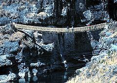 Inca rope bridge httpsuploadwikimediaorgwikipediacommonsthu