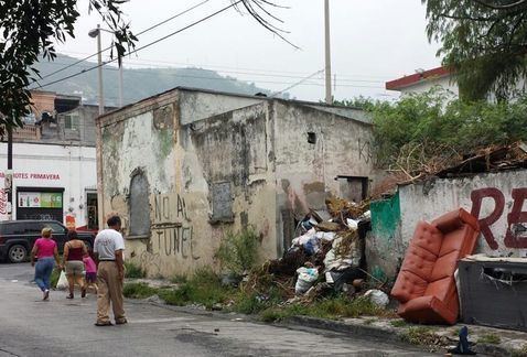 Independencia, Monterrey Vecinos de colonia Independencia denuncian el abandono de baldos