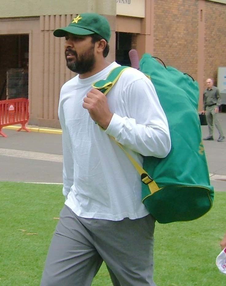 Inzamam ul Haq (Cricketer) playing cricket