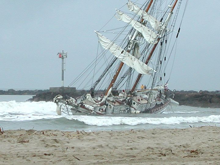 Irving Johnson (ship) FileIrving Johnson aground 20051jpg Wikimedia Commons