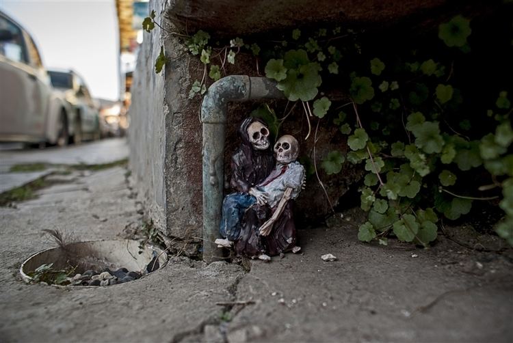 Isaac Cordal Artist Isaac Cordal Leaves Miniature Cement Skeletons on