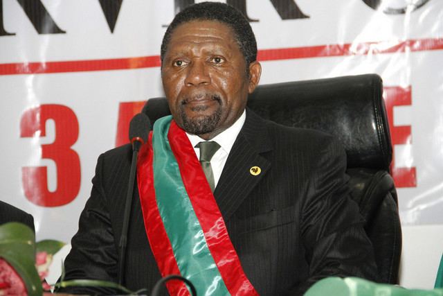 Isaías Samakuva Angola Isaas Samakuva reelected UNITA39s president Politics