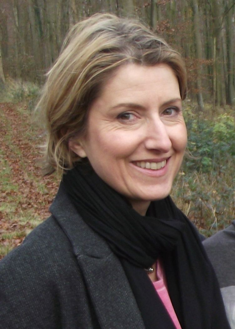 Isabel Ashdown Isabel Ashdown Writing the close up and personal