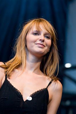 Isabelle (singer) httpsuploadwikimediaorgwikipediacommonsthu