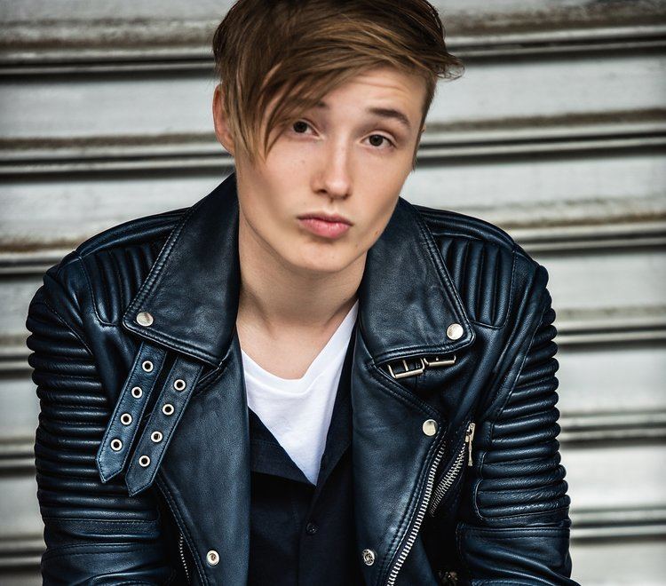 Isac Elliot - First Kiss - Lyrics 