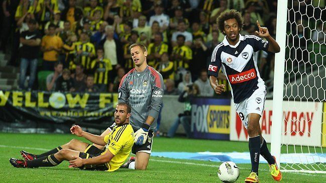 Isaka Cernak Melbourne Victory puts Wellington Phoenix home final in