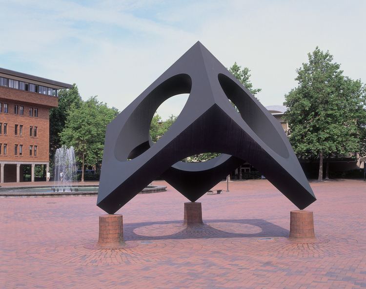 Isamu Noguchi Bridging cultures with influential sculptures furniture Public