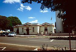 Isis District War Memorial and Shire Council Chambers httpsuploadwikimediaorgwikipediacommonsthu