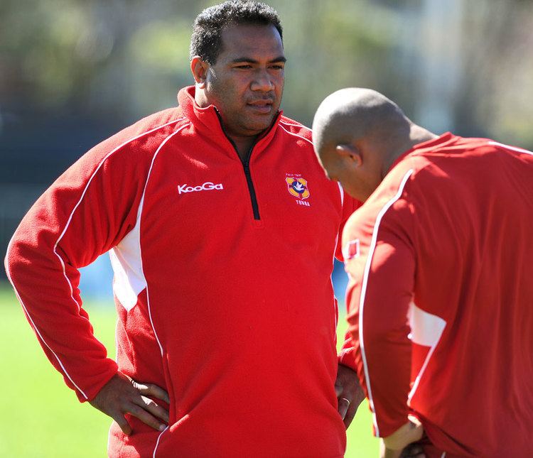 Isitolo Maka Tonga39s coach Isitolo Maka talks to one of his players