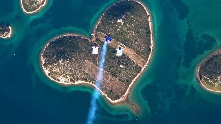 Island of Love Skydivers Swoop Over Island of Love for Valentines Day NBC News