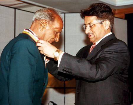 Israr Ali Israr Ali receiving his medal from Pakistan president Photo