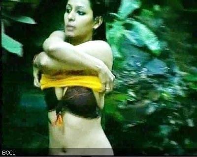 Iss Jungle Se Mujhe Bachao contestant Kashmera Shah undressing her yellow clothes while bathing.