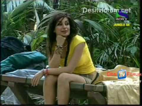 Iss Jungle Se Mujhe Bachao contestant Kashmera Shah sitting down and wearing a yellow shirt.