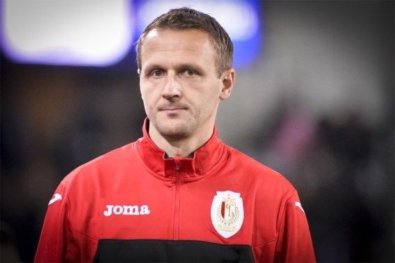 Ivan Vukomanović wearing a black and red jacket