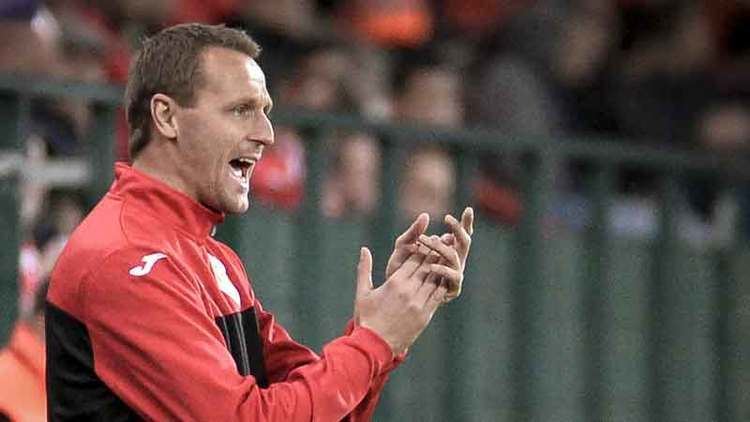 Ivan Vukomanović cheering for his team