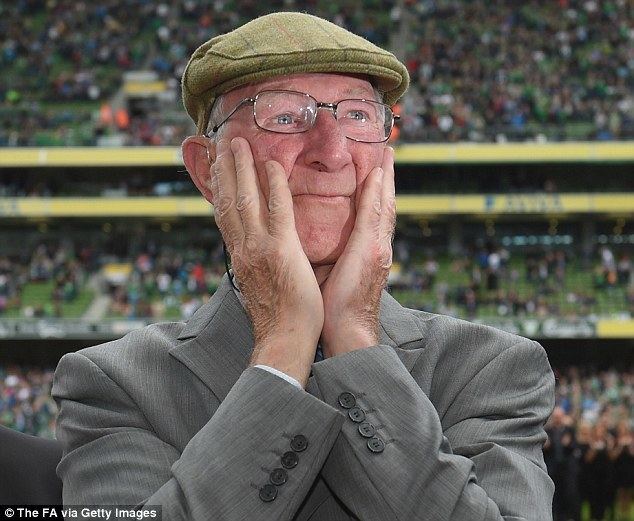 Jack Charlton RoI manager Jack Charlton given standing ovation before