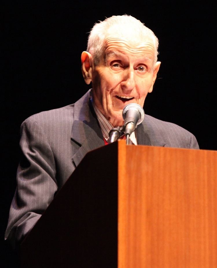 Jack Kevorkian httpsuploadwikimediaorgwikipediacommons77