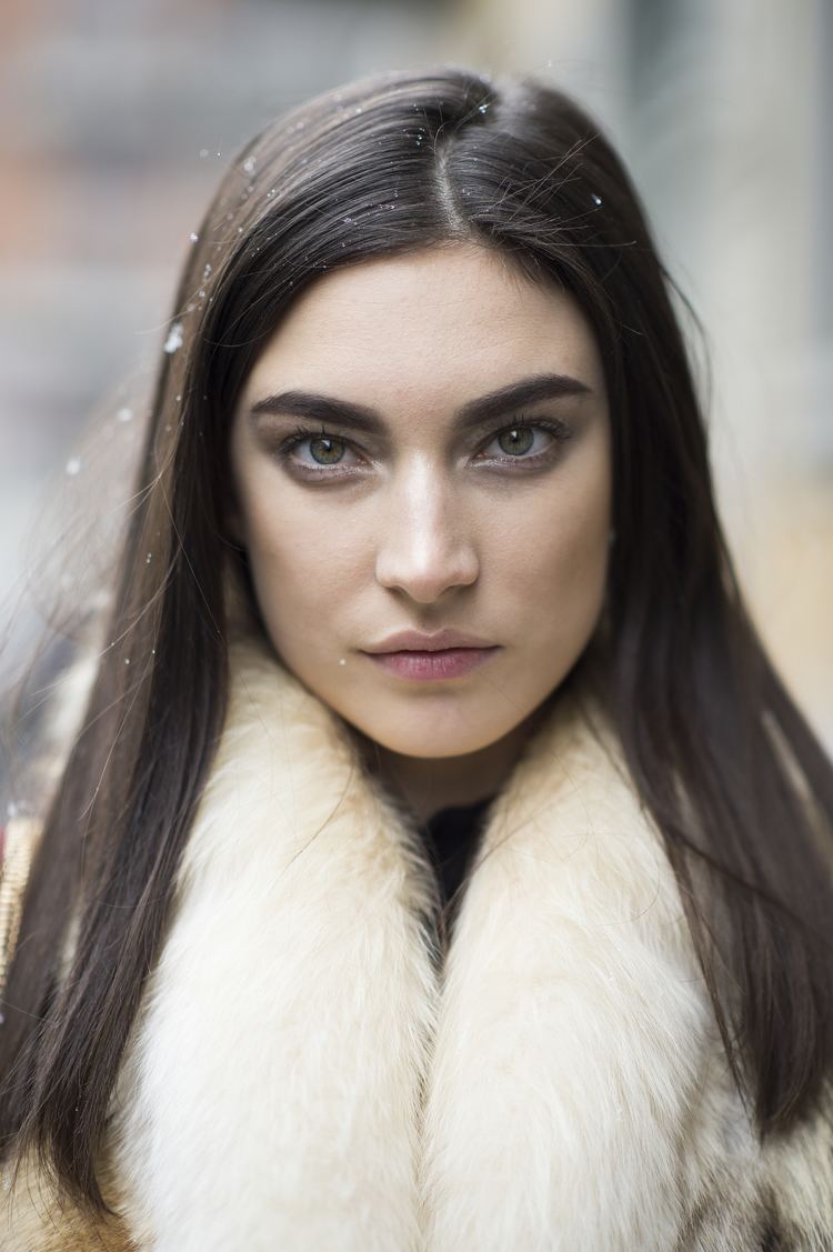 Jacquelyn Jablonski Bold brows and pinstraight hair made a striking look on