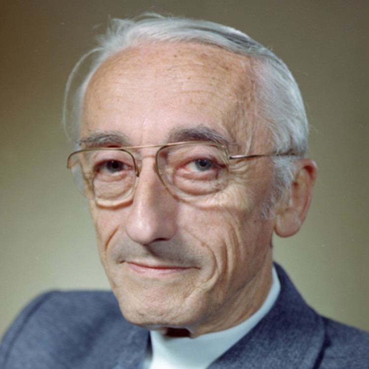 Jacques Cousteau httpswwwbiographycomimagetshareMTE4MDAzN