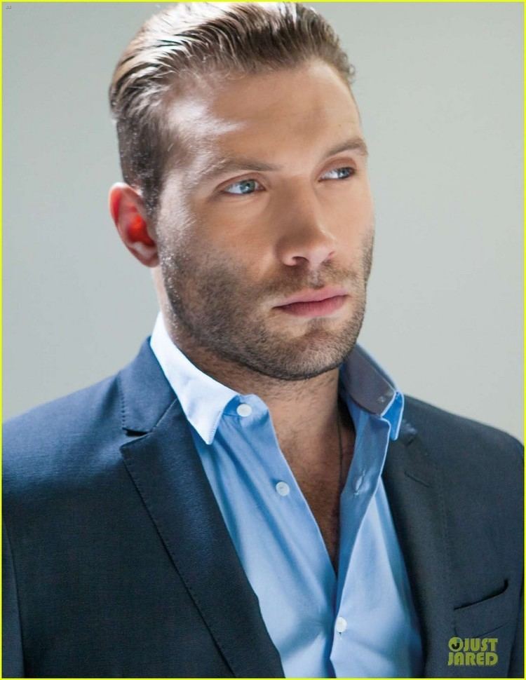 Jai Courtney Jai Courtney Is 39Da Man39 with Music Talents Find Out