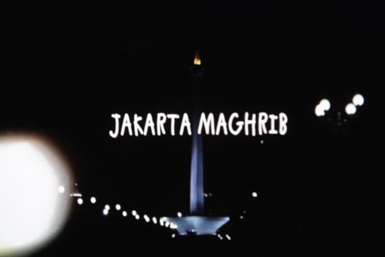 Jakarta Twilight Modernity Impedes Tradition in Jakarta Maghrib Text and Photos by