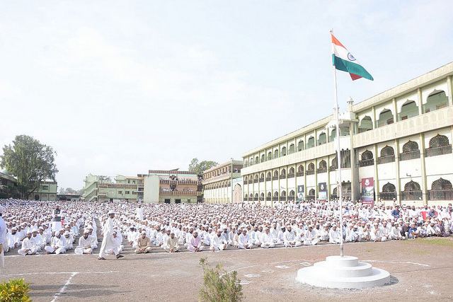 Jamia Islamia Ishaatul Uloom 15000 students salute national flag during Independence Day