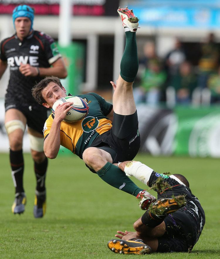 Jamie Elliott (rugby union) Northampton Saints39 Jamie Elliott outjumps Eli Walker