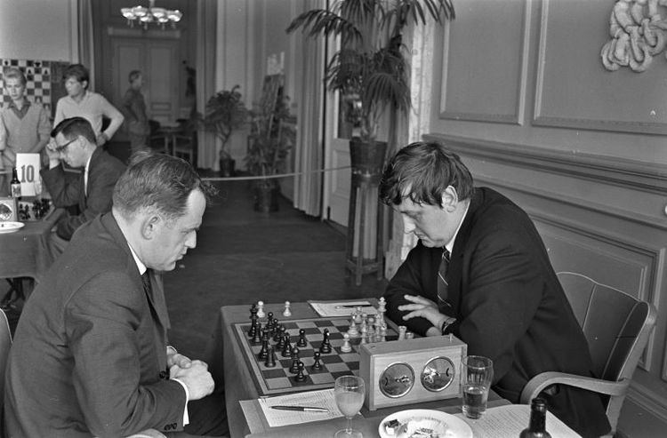 Mikhail Tal vs Jan Hein Donner - Netherlands 1968 