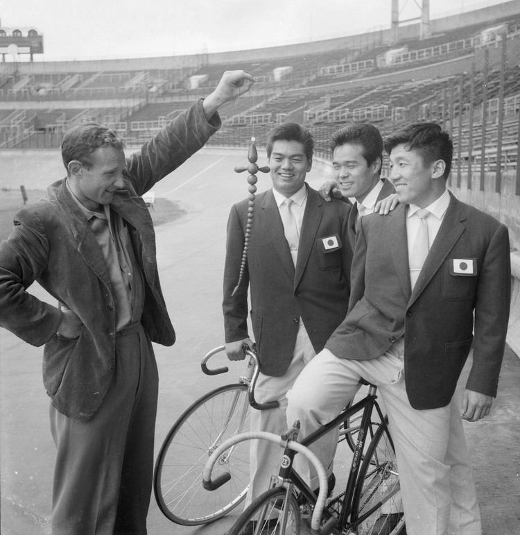 Jan Hijzelendoorn FileJan Hijzelendoorn with Japanese cyclists 1959jpg Wikimedia