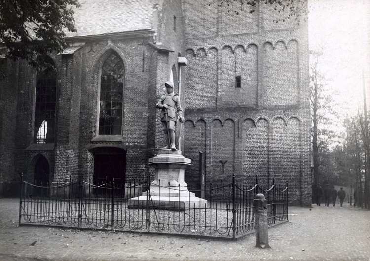 Jan van Schaffelaar Standbeeld van Jan van Schaffelaar bij de toren van de