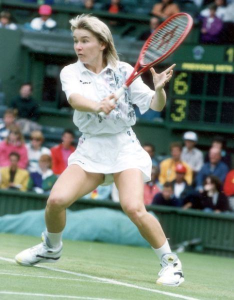 Jana Novotná Jana Novotn returns a shot at Wimbledon around 1991 Jana39s game