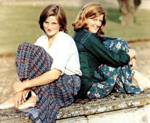 Jane Fellowes and Baroness Fellowes while sitting back to back