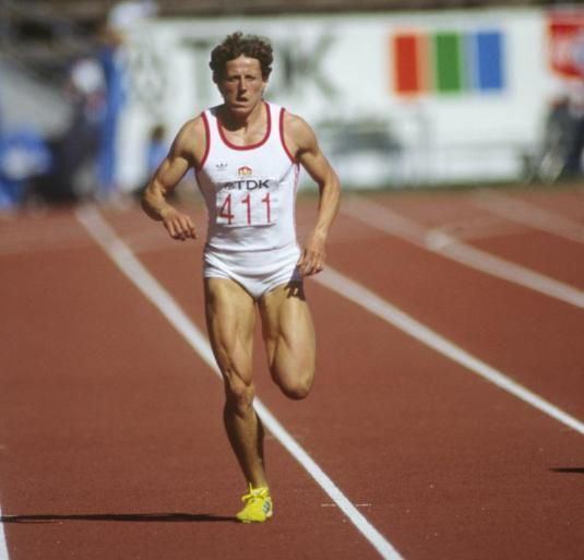 Jarmila Kratochvílová Jarmila Kratochvlov broke both the 400m and 800m world records