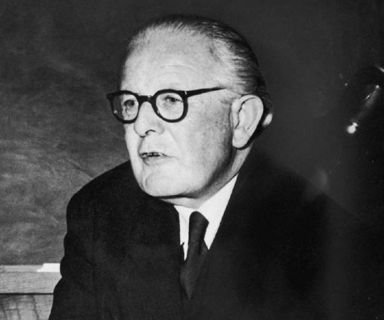 Jean hotsell piaget biography