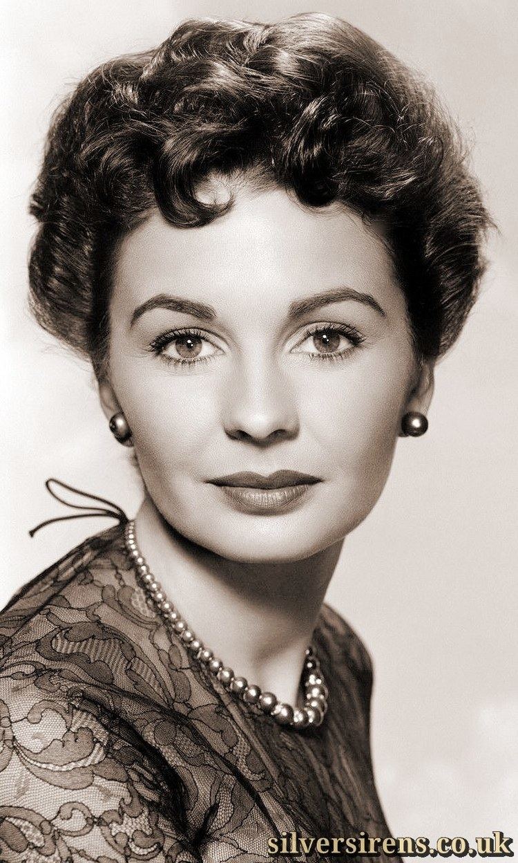 Jean Simmons jeansimmonslacytoppearlnecklacejpg