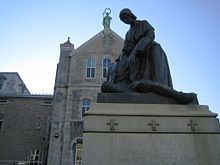 Jeanne Mance Monument httpsuploadwikimediaorgwikipediacommonsthu