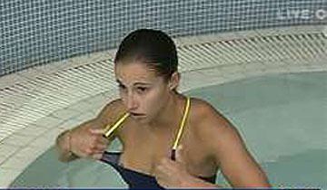 Jenifer Benítez wearing a swimsuit at the swimming pool