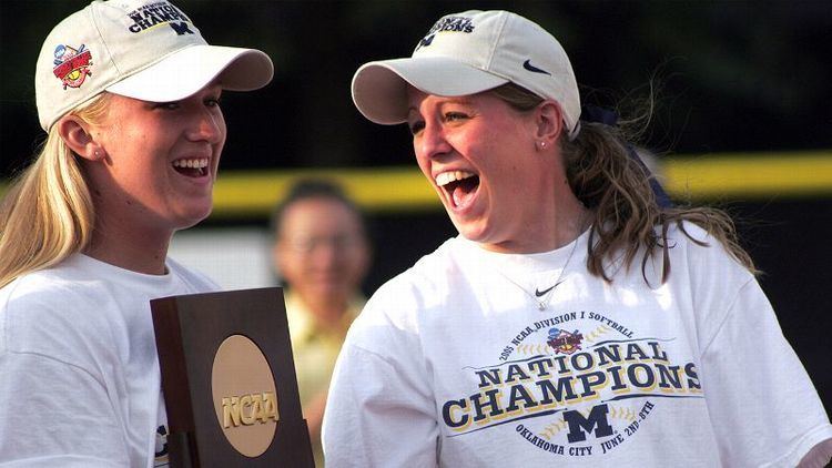 Jennie Ritter Former Michigan Pitcher Jennie Ritter Cheers On Wolverines