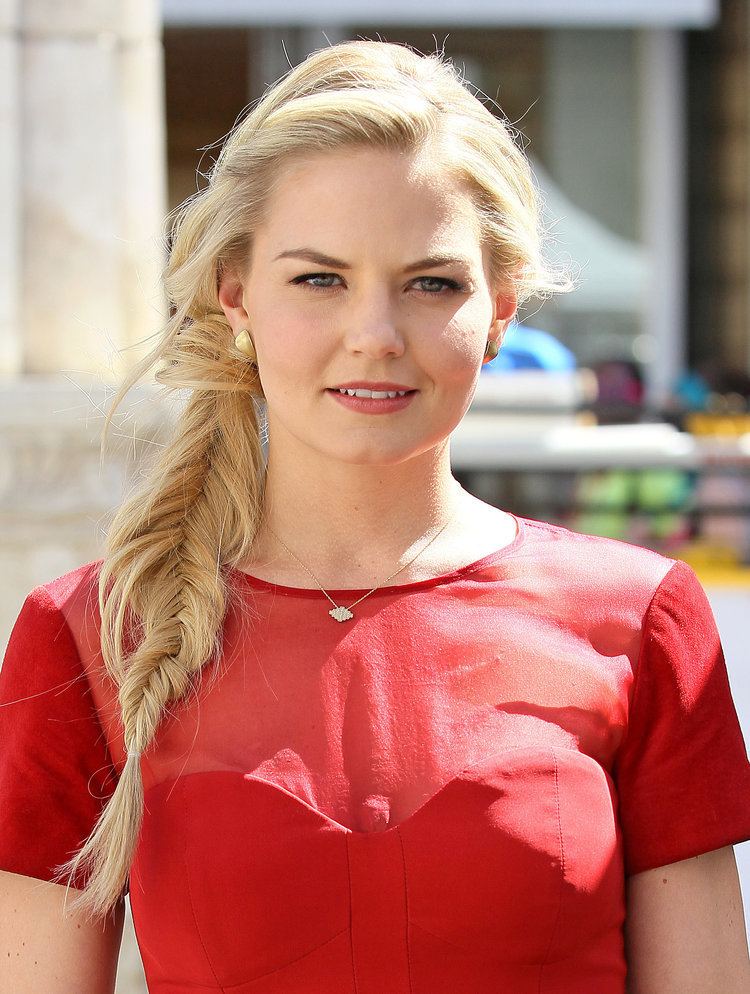 Jennifer Morrison Pulling on a fishtail braid to widen it like Jennifer