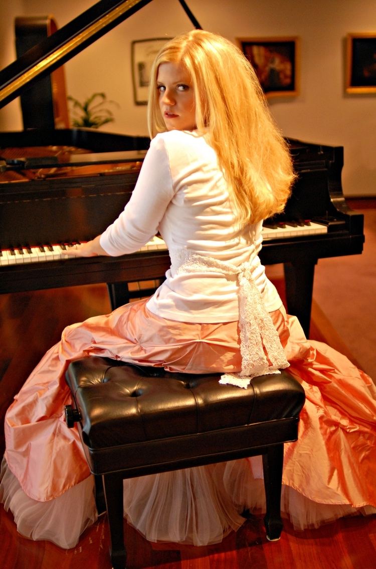 Jennifer Thomas (pianist) About Musical Meanderings