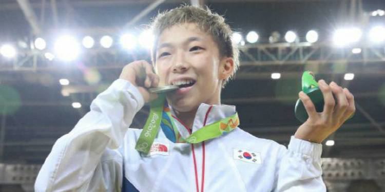 Jeong Bo-kyeong Olympian Jeong Bokyeong bravely asks out Park Seo Joon on national