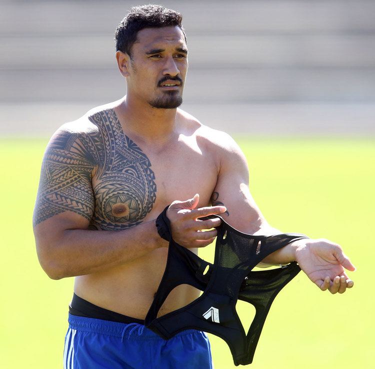 Jerome Kaino Jerome Kaino changes his jersey during a Blues training